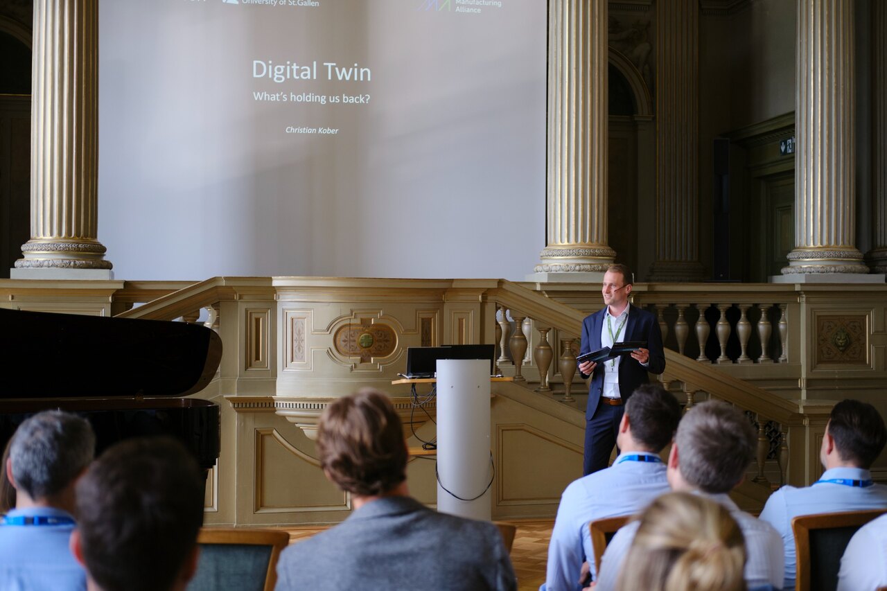 Dr. Christian Kober delivering a keynote on Digital Twins at the Operations Executive Forum at ETH Zurich